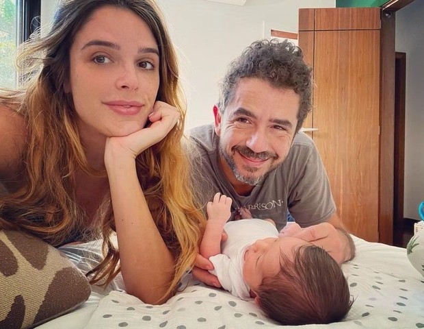 Rafa Brites, Felipe Andreoli e o filho recém-nascido (Foto: Reprodução/ Instagram)
