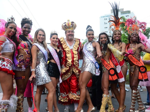 Rei momo, rainha e princesas de Florianpolis marcam presena no Enterro da Tristeza (Foto: Otvio Anacleto/Divulgao)