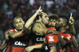 Felipe Vizeu comemora o gol do Flamengo contra o Vitória (Foto: Gilvan de Souza/Flamengo)