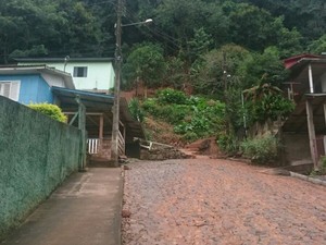 Deslizamento no bairro Santa Tereza, em Joa&ccedil;aba (Foto: Defesa Civil/Divulga&ccedil;&atilde;o)