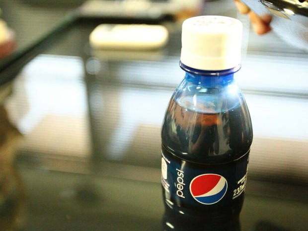 Objeto sólido foi encontrado dentro de garrafa lacrada da Pepsi. (Foto: Jonathan Lins/G1)