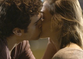 Após desabafo, Elisa e Bernardo se beijam