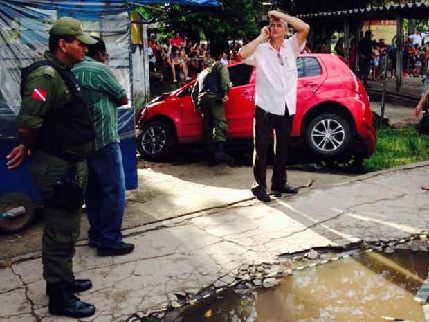 Segundo polícia, mulher perdeu controle do carro após queda de glicose (Foto: Robério Vieira / TV Liberal)
