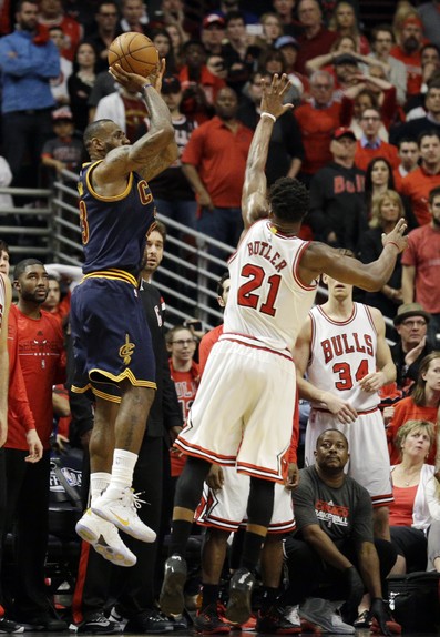 Lebron James e Jimmy Butler, Chicago Bulls x Cleveland Cavaliers NBA (Foto: AP)