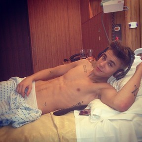 Justin Bieber posa deitado na cama (Foto: Instagram/ Reprodução)