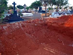 Escavação em cemitério de Bonfim Paulista, em Ribeirão Preto (Foto: Clayton Castelani/ G1)