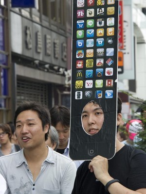 Japoneses mostram entusiasmo com iPhone gigante na fila para comprar o aparelho (Foto: EFE)