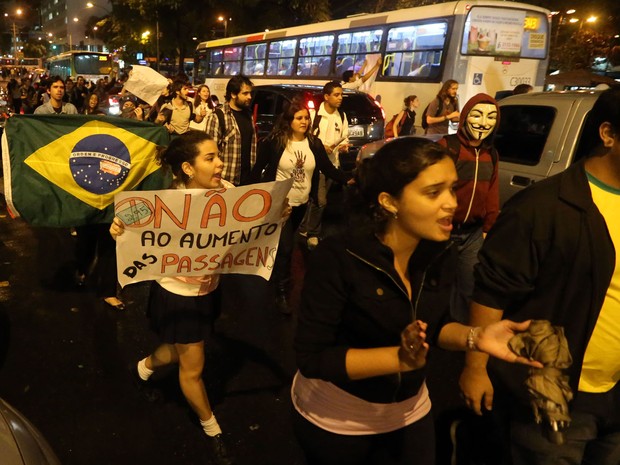 Estudantes protestam contra aumento das passagens de ônibus no Rio (Foto: Fábio Motta/Estadão Conteúdo)