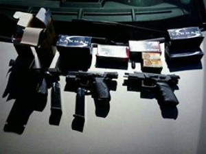 Polícia apreende 480 kg de maconha e pistolas em carro roubado em MS (Foto: Divulgação/ PRF)