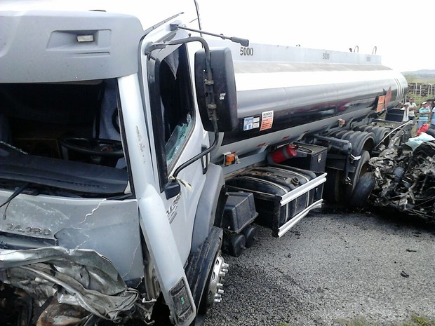 Colisão entre caminhão-tanque e caminhonete de luxo deixou 8 mortos, em Pernambuco (Foto: Divulgação/PRF)