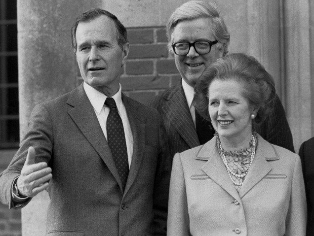 Em foto de 1984, Geoffrey Howe com George Bush e Margaret Thatcher, em Londres (Foto: PA via AP, File)