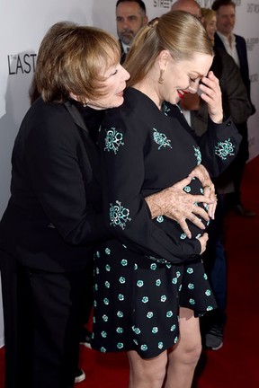 Shirley MacLaine e Amanda Seyfried em première em Los Angeles, nos Estados Unidos (Foto: Kevin Winter/ Getty Images/ AFP)