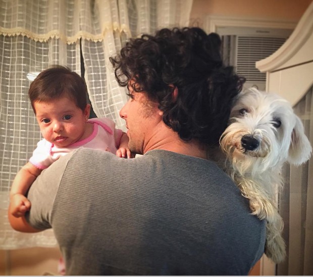 Jesus Luz com filha e cachorro (Foto: Reprodução)