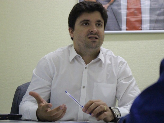 Delegado Cadena Júnior fala sobre roubos a veículos (Foto: Fernando Brito/G1)
