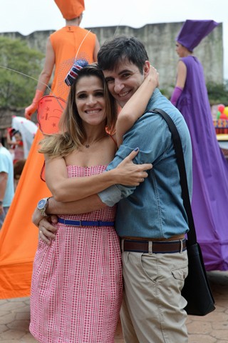 A secretária da agência, Tina (Ingrid Guimarães), se desequilibra emocionalmente com a não-realização do seu casamento com Vitinho (Rodrigo Lopez) (Foto: Zé Paulo Cardeal/Globo)