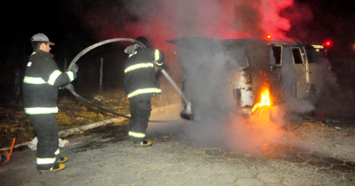 Carro pega fogo em Peruíbe, SP, e passageiros escapam ilesos - Globo.com