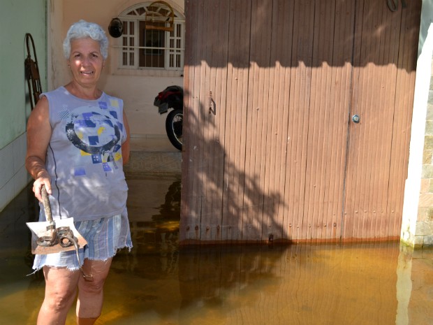 A auxiliar de enfermagem Janete encontrou uma cobra dentro de casa (Foto: Juliana Borges/ G1 ES)