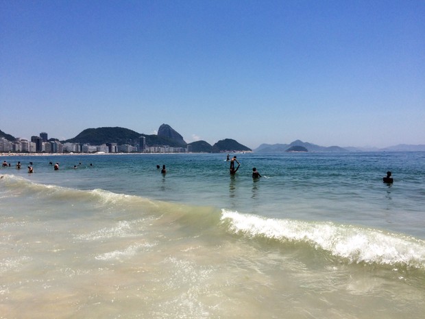 Praia de Copacabana tinha mar claro neste sÃ¡bado (Foto: LÃ­via Torres/G1)