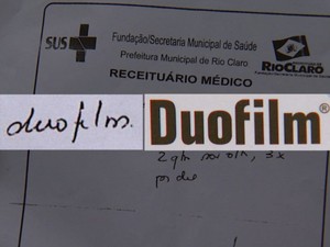 Ao mostrar o receituário, farmacêutico entregou o remédio Duofilm (Foto: Cesar Fontenelle/EPTV)