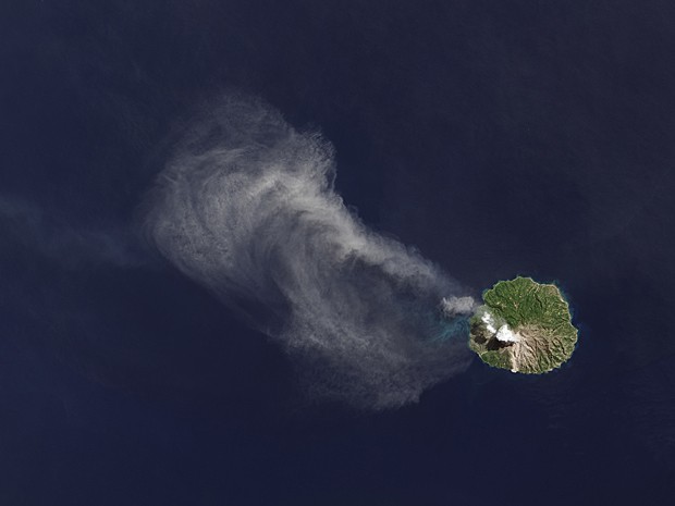 Nuvem branca de cinzas e fumaça é vista sobre o vulcão Paluweh, na Indonésia (Foto: Robert Simmon, Nasa's Earth Observatory, using data from USGS and NASA)