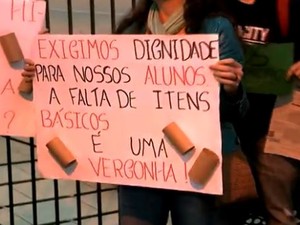 Alunos e professores protestaram com cartazes (Foto: Reprodução/RBS TV)