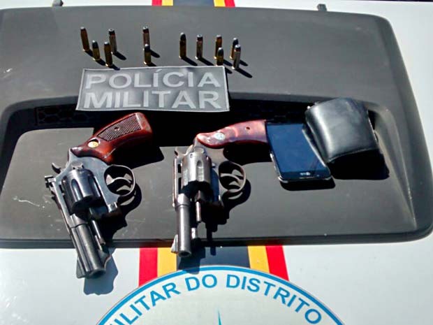 Revólveres calibre 38 e pertences de vítima de roubo em Samambaia; PM prendeu dupla suspeita (Foto: Polícia Militar/Divulgação)
