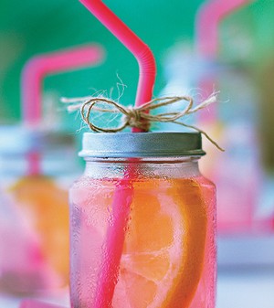 Do Zest – Cozinha Criativa, esta versão eco friendly da Pink lemonade é feita com ingredientes orgânicos e servida em potes de papinha de nenê reaproveitados (Foto: Rogério Voltan/Editora Globo)