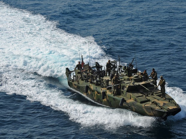 Foto divulgada nesta terça-feira (12) pela Marinha dos EUA mostra tipo de barco americano interceptado pelo Irã (Foto: US Navy photo by Mass Communication Specialist 2nd Class Zane Ecklun/AFP)