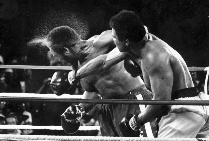 Muhammad Ali acerta George Foreman, 30 de octubre de 1974 (Foto: AP Foto/Ed Kolenovsky)
