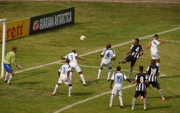 Botafogo e Santo André se enfrentam no Joaquinzão, em Taubaté (Foto: Filipe Rodrigues/ Globoesporte.com)