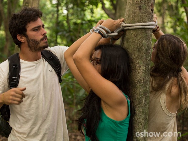 William consegue despistar segurança e tenta salvar Celina e Lili (Foto: Fábio Rocha/TV Globo)