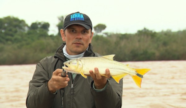 No rio Uruguai, a equipe do Terra da Gente enfrenta baixas temperaturas na pescaria de dourados e piaparas. (Foto:Divulgação EPTV) (Foto: divulgação EPTV)