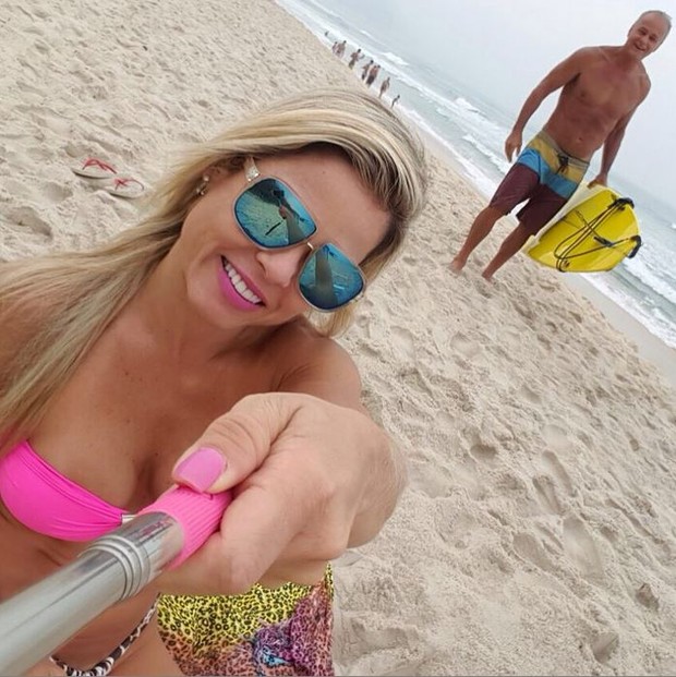 Kadu Moliterno curte dia na praia com a namorada (Foto: Instagram / Reprodução)