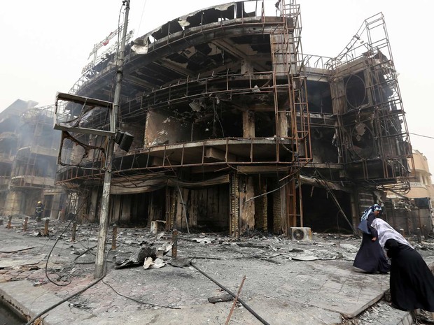 Edifício danificado no local de um atentado suicida reivindicado pelo grupo Estado Islâmico (Foto: Sabah Arar / AFP Photo)