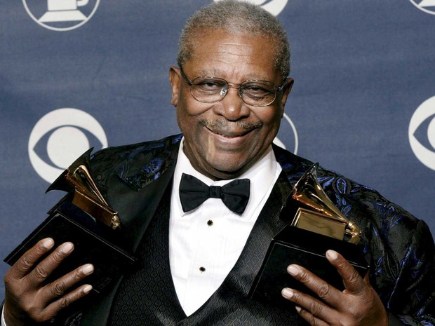 B.B. King posa com os dois prêmios Grammy, no Madison Square de Nova York, em fevereiro de 2003. (Foto: Arquivo / Peter Morgan / Reuters)
