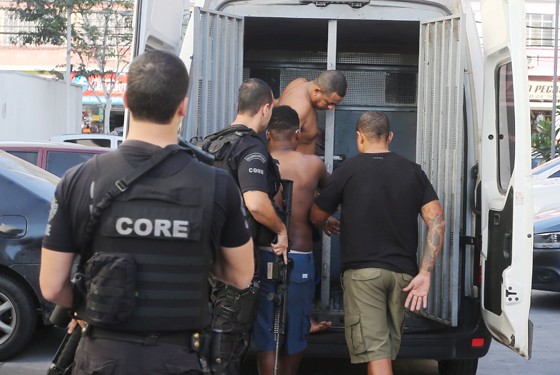 A operação do Bope na terça-feira (11) prendeu Fu da Mineira (Foto: Fabiano Rocha / Extra / Agência O Globo) A operação do Bope na terça-feira (11) prendeu Fu da Mineira (Foto: Fabiano Rocha / Extra / Agência O Globo)