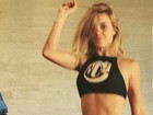 Em Miami, Carolina Dieckmann posa de biquíni e brinca: 'Vem, verão'