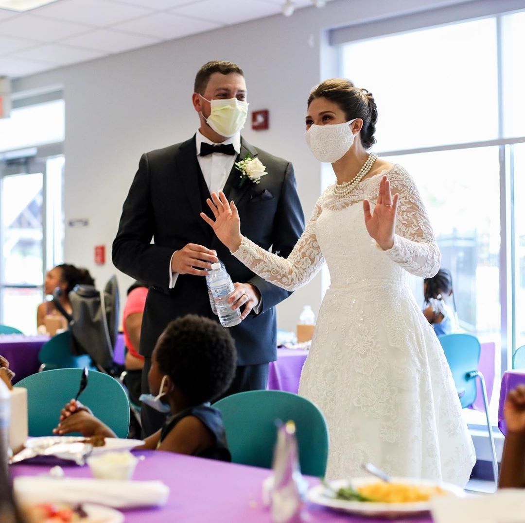 Casal de noivos sai da cerimônia e serve banquete a crianças e suas mães em abrigo (Foto: Reprodução/The City Mission) Casal de noivos sai da cerimônia e serve banquete a crianças e suas mães em abrigo (Foto: Reprodução/The City Mission)