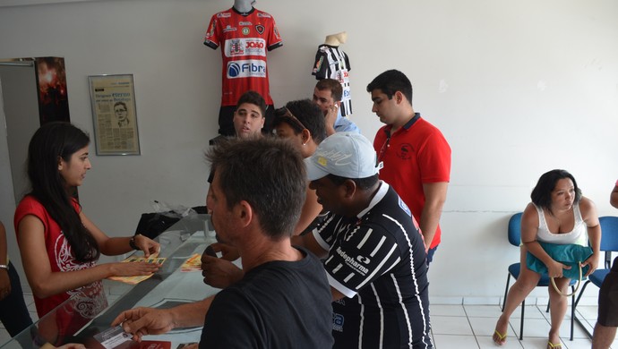 Torcedores do Botafogo-PB, efetuam a comprar do ingresso para a partida da Copa do Brasil, contra o Goiás (Foto: Amauri Aquino / GloboEsporte.com/pb)