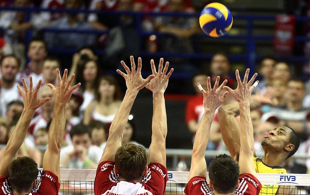 Ricardo Souza vôlei Brasil contra Polônia (Foto: EFE) Ricardo Souza vôlei Brasil contra Polônia (Foto: EFE)