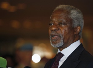 O emiss�rio da ONU e da Liga �rabe, Kofi Annan, fala ap�s desembarcar em Damasco, nesta segunda (28) (Foto: Khaled al-Hariri / Reuters)