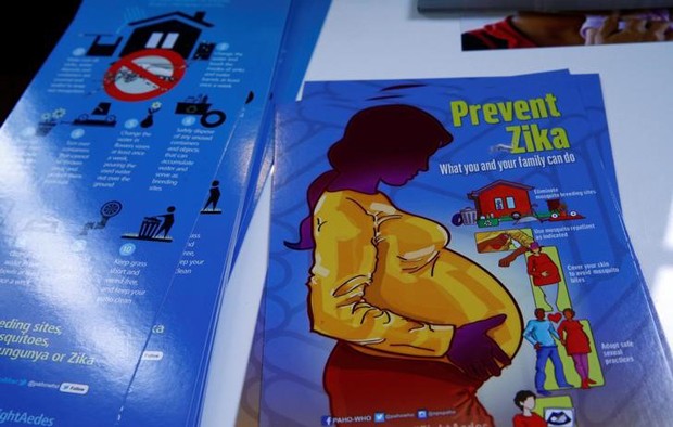 Material com informação de prevenção ao Zika visto em conferência de saúde da ONU, em Genebra, em maio (Foto: Denis Balibouse/Reuters)