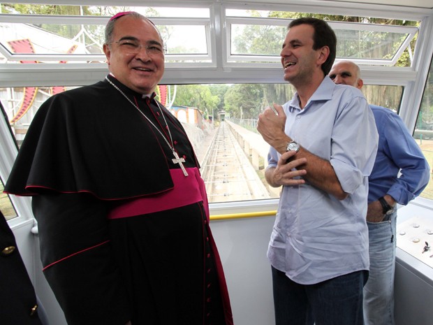 Prefeito Eduardo Paes e o arcebispo Dom Orani andam pela primeira vez no plano inclinado (Foto: Divulgação / Beth Santos)