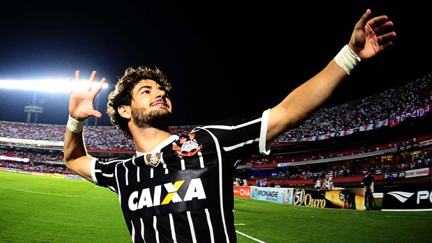Pato comemoração Corinthians São Paulo Paulista (Foto: Marcos Ribolli / Globoesporte.com)