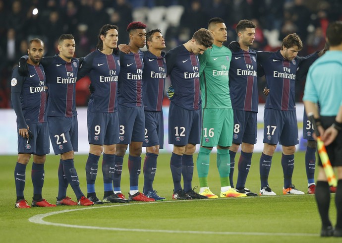 Jogadores do PSG fazem um minuto de silêncio em jogo com Angers (Foto: Michel Euler/AP) Jogadores do PSG fazem um minuto de silêncio em jogo com Angers (Foto: Michel Euler/AP)