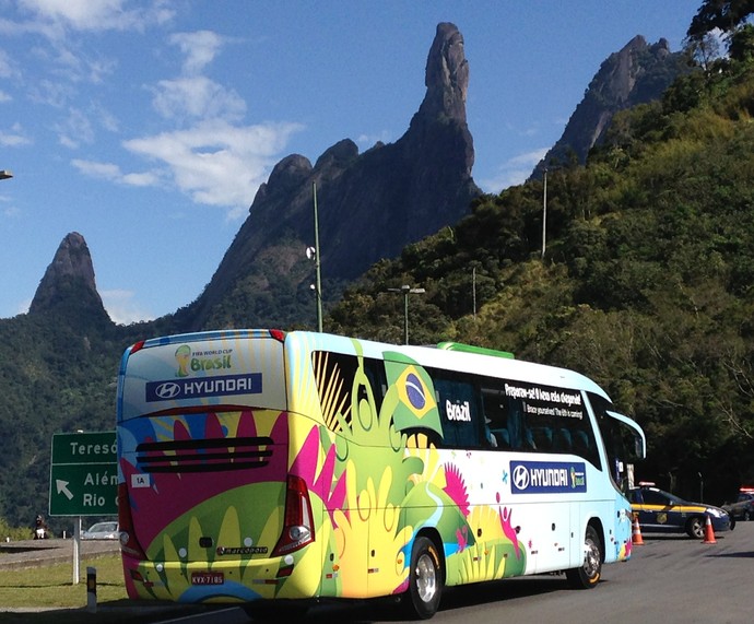 Ônibus da Seleção chega em Teresópolis  (Foto: Chris Mussi)