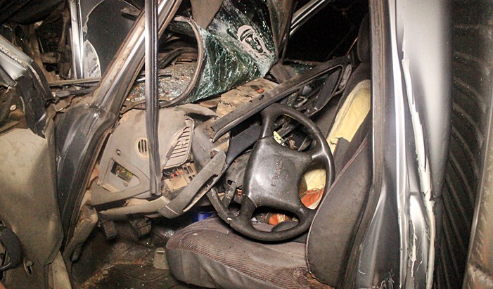 Cabine do veículo ficou destruída, mas motorista saiu ileso (Foto: Divulgação/Polícia Militar)