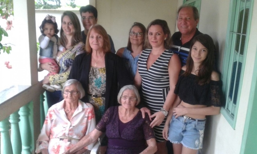 Família das gêmeas reunidas em João Neiva (Foto: Samira Ferreira/ A Gazeta)