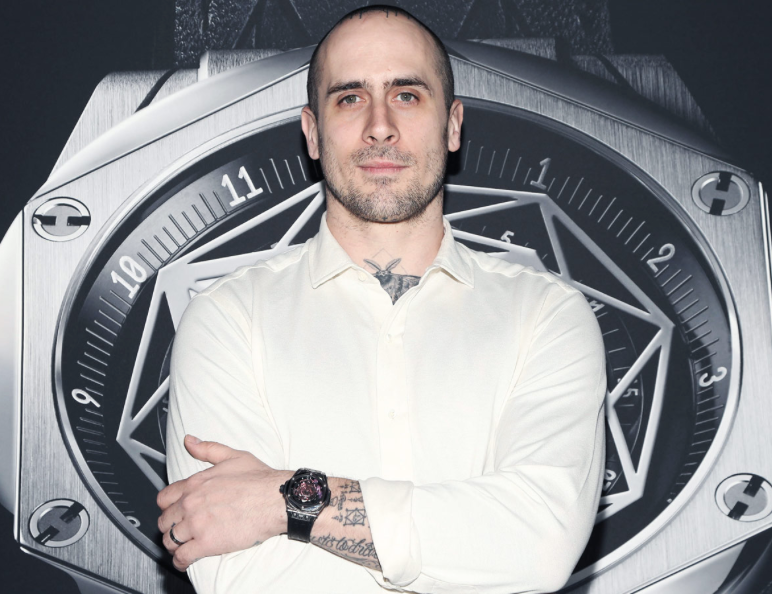 Dono do Sang Bleu, Maxime Buchi é um dos mais renomados tatuadores do Reino Unido