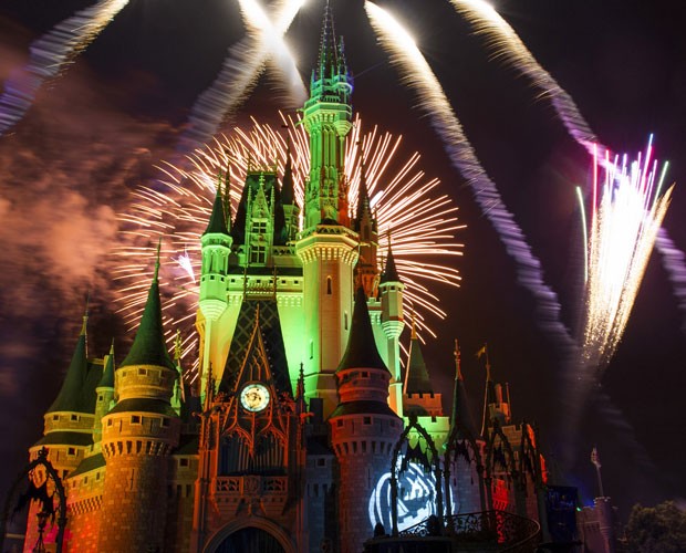 O Castelo da Cinderela iluminado no clima do Halloween (Foto: Divulgação/Walt Disney World)